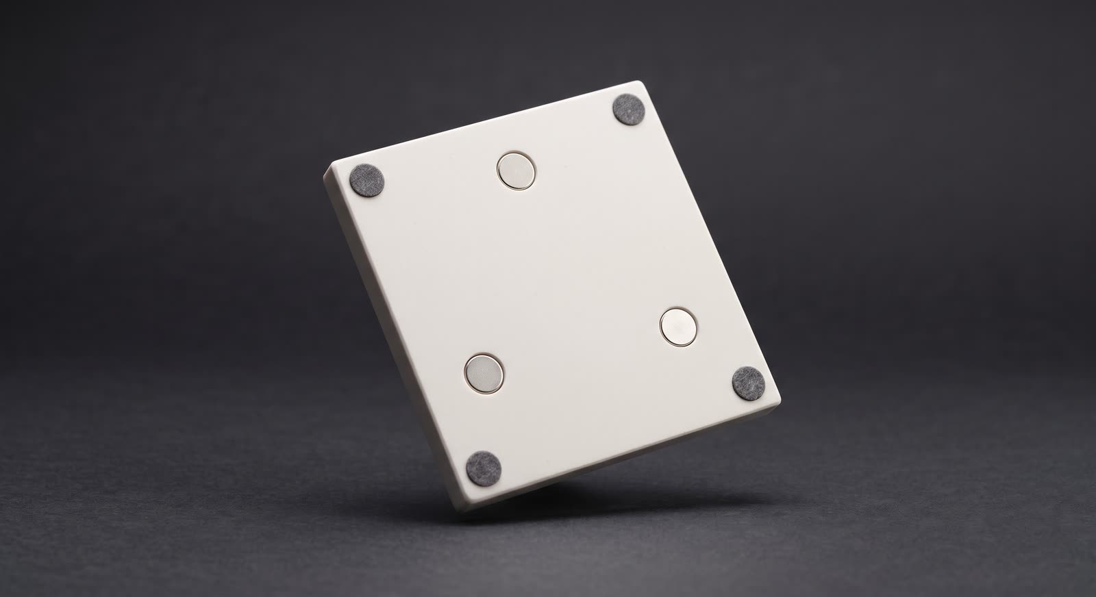 Dessous d'une carte en relief imprimée en 3D avec trois aimants encastrés et quatre patins de feutre