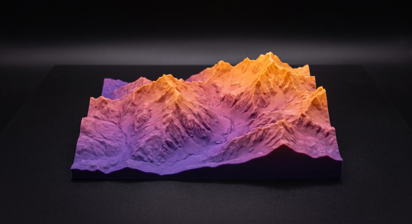 Relief alpin imprimé en 3D en dégradé Aube, violet dans les vallées et orange sur les sommets
